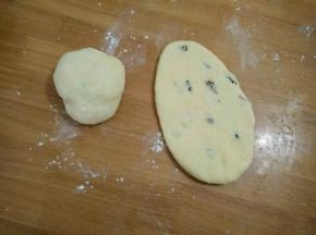 把面团分割成等量的三份，饧十分钟。然后擀成长舌状。