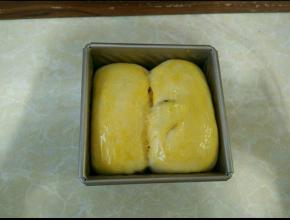 放到吐司模具里，然后再到烤箱发酵一个小时左右发到九分满。拿出来刷蛋黄液。