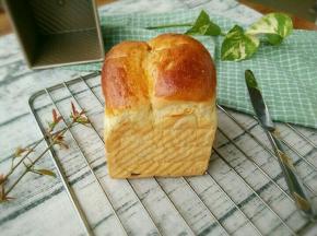 烤箱预热好后把吐司放进去，上管150度下管120度烤28分钟。(在烤到10分钟的时候盖上锡纸，以免上色过重)