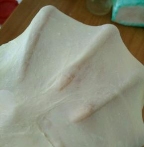 然后和成团，揉到初步扩展阶段后加入软化的黄油。继续一边揉一边用力摔打面团。我已经很努力了，但还只是揉到这个程度而已。