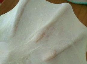 然后和成团，揉到初步扩展阶段后加入软化的黄油。继续一边揉一边用力摔打面团。我已经很努力了，但还只是揉到这个程度而已。