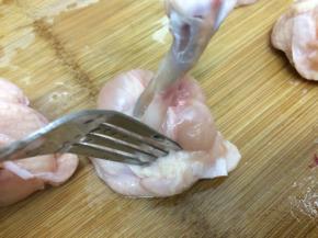 在用叉子叉些洞，以便入味