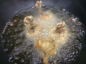 锅里加入油，等温七成热时放入鸡翅根