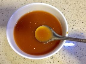 碗里加入番茄汁，加入一勺白糖加入一勺醋加入一勺量的淀粉加入蔬之鲜加入适量的盐，加100ml的水调