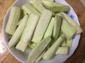 茄子去皮切条，用盐水泡洗下，捞起放在碗里