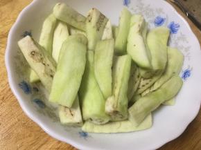 微波炉取出茄子，沥干水分