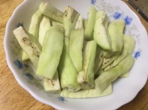 微波炉取出茄子，沥干水分