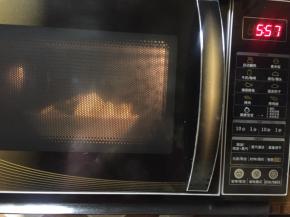 放入微波炉加热6分钟