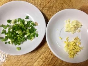 香葱切葱花老姜大蒜切末