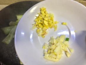 放入老姜大蒜末一起炒