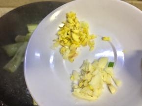 放入老姜大蒜末一起炒