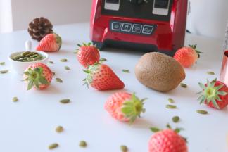 准备食材：草莓9颗、猕猴桃1个、香蕉1个、酸奶300ml、南瓜子20g；