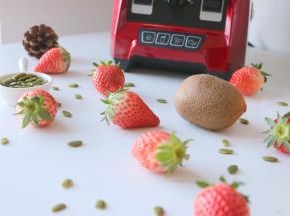 准备食材：草莓9颗、猕猴桃1个、香蕉1个、酸奶300ml、南瓜子20g；