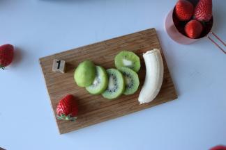 猕猴桃、香蕉切大块；