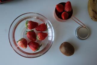 草莓清水+盐浸泡15分钟备用；