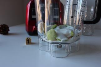 将切好的猕猴桃、香蕉，放入搅拌杯中，倒入150ml酸奶；