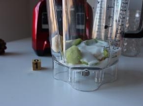 将切好的猕猴桃、香蕉，放入搅拌杯中，倒入150ml酸奶；