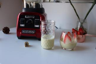 将果汁分别倒入杯子内；