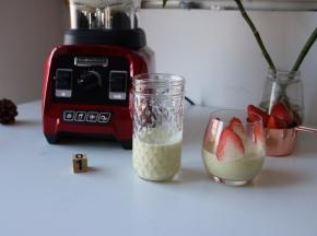 将果汁分别倒入杯子内；