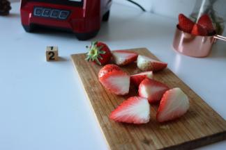 草莓洗净、切大块；