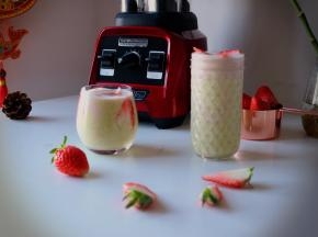 将打好的两种果汁稍微搅拌一下，颜色很漂亮、味道也很好哦，酸甜不涩。