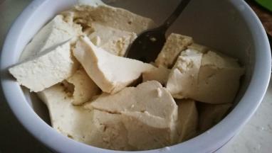 豆腐加热后放入大碗中 用勺子捣碎