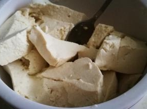 豆腐加热后放入大碗中 用勺子捣碎
