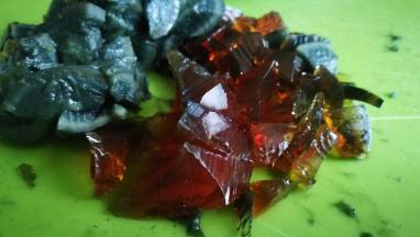 其余皮蛋都切碎倒入豆腐中