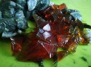 其余皮蛋都切碎倒入豆腐中