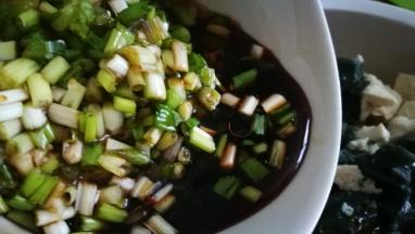 将小葱末 大蒜末 青椒末 盐 生抽 白糖 醋 香油倒入豆腐皮蛋中拌匀