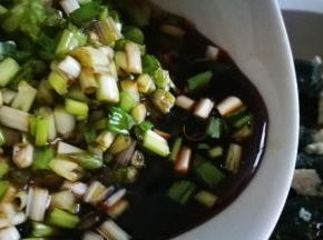 将小葱末 大蒜末 青椒末 盐 生抽 白糖 醋 香油倒入豆腐皮蛋中拌匀