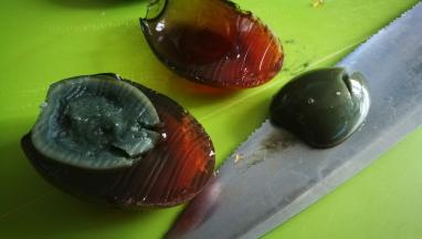 皮蛋切开 留出两个形状完好的 摆盘用