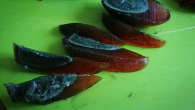 皮蛋切开成条状 留出八个形状完好得摆盘用 