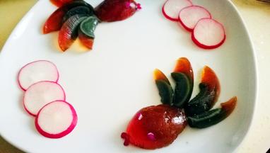 盘中摆出金鱼形状