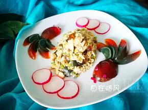 将拌好的皮蛋豆腐盛在盘中