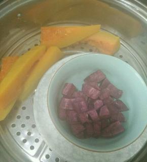 南瓜和紫色去皮，上锅蒸熟。