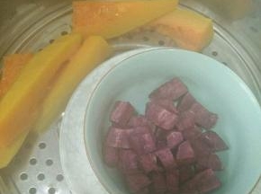 南瓜和紫色去皮，上锅蒸熟。