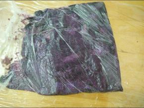 紫薯用保鲜袋装好，擀成泥。加入十克白糖搅拌均匀。