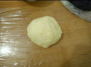 糯米饭加入白糖和南瓜泥，和成团。饧十分钟。