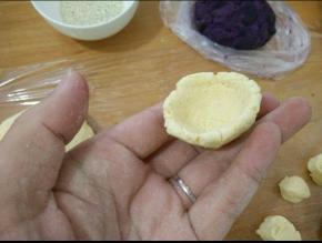 取个剂子，用拇指在中间搓个洞。