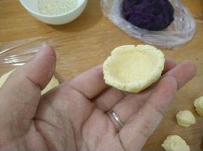 取个剂子，用拇指在中间搓个洞。