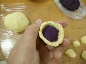 放上适量紫薯馅，包好搓圆。