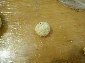 先在表面抹点水，然后放到芝麻里滚一圈，要沾满芝麻。