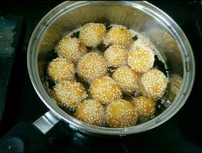 小锅放足够玉米油，待油温五成热下丸子。用漏勺轻轻推动，以免粘连。