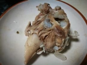 猪棒骨煮熟捞出