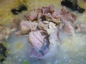 倒入拆骨肉