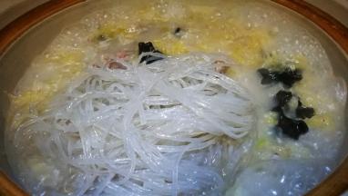 加入泡好的粉条 煮至透明即可