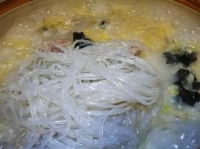 加入泡好的粉条 煮至透明即可