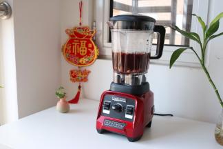 盖好盖子，按下右后方开关，控制面板处选择热汤功能；为测试破壁机工作时间，我特地使用手机计时；