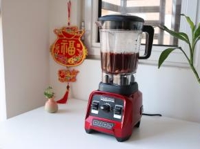 盖好盖子，按下右后方开关，控制面板处选择热汤功能；为测试破壁机工作时间，我特地使用手机计时；